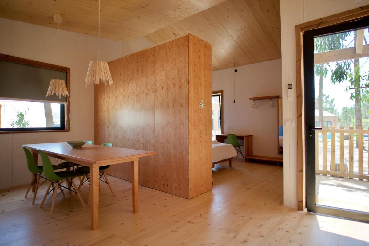 Uma cama ou camas num quarto em Bukubaki Eco Surf