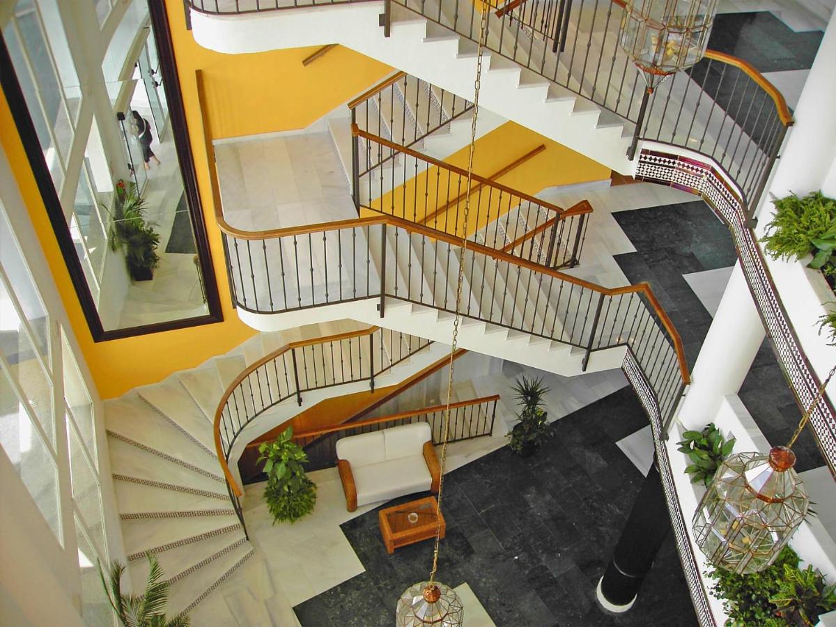 una vista aérea de una escalera de caracol en un edificio en Ohtels Cabogata, en Retamar