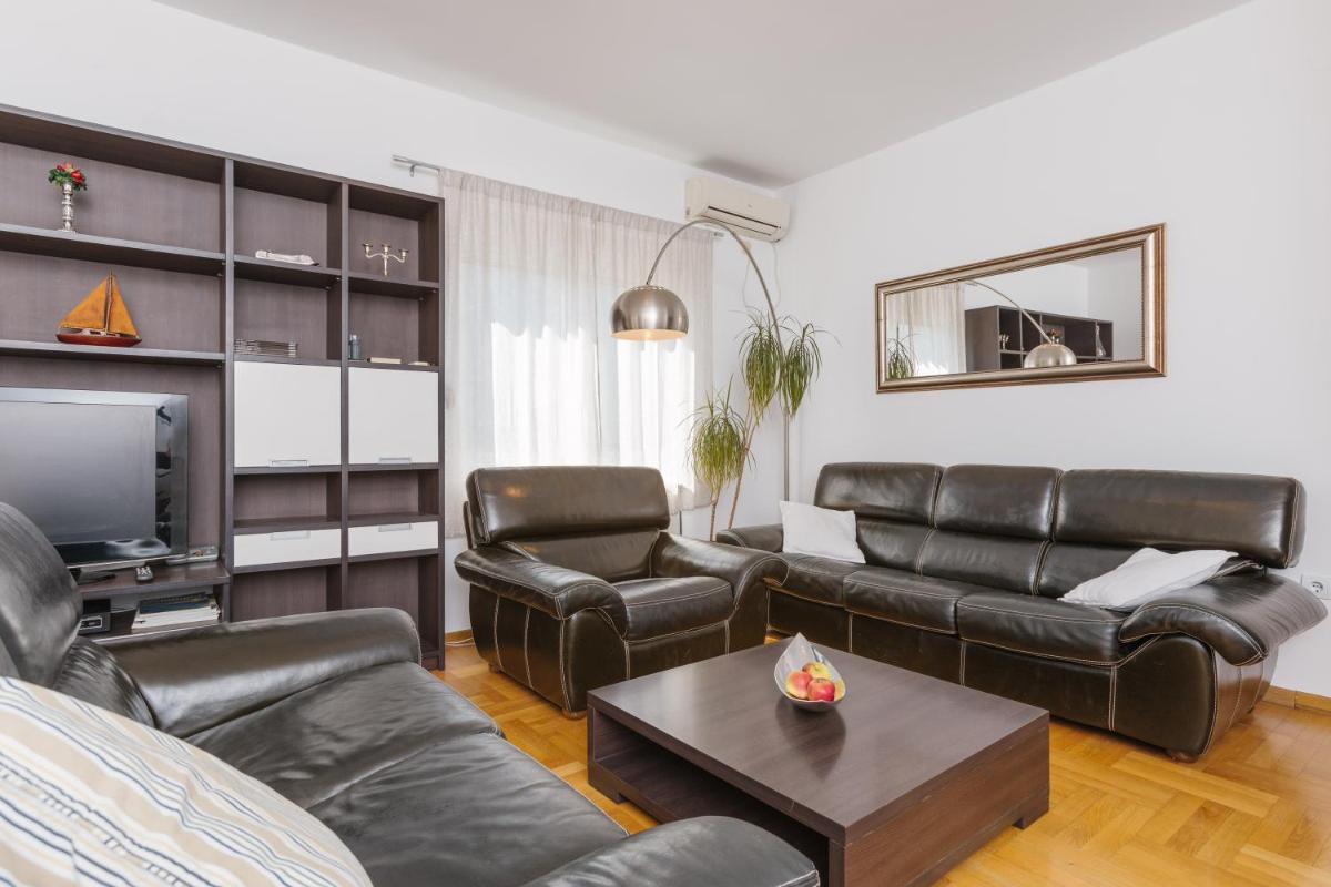 Family Home with Terrace View - Housity