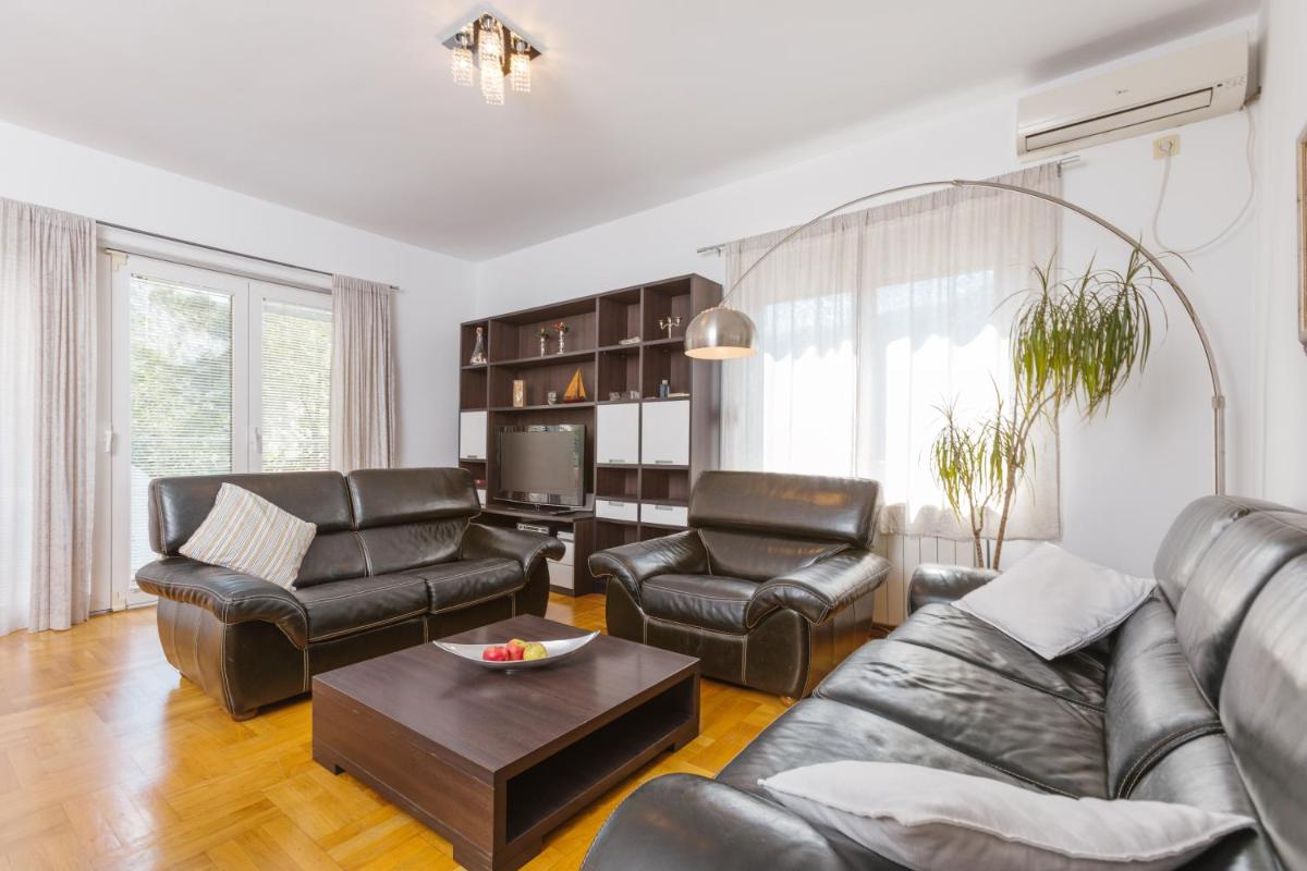 Family Home with Terrace View - Housity
