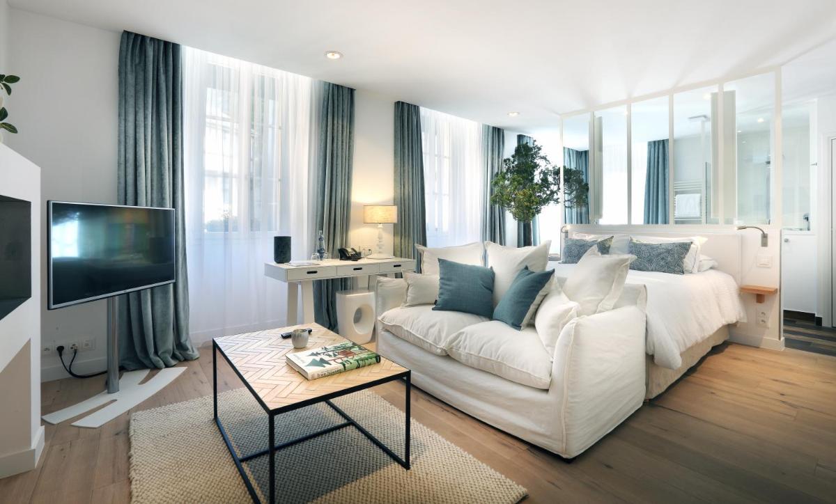 Télévision ou salle de divertissement dans l'établissement Petit Hôtel Confidentiel