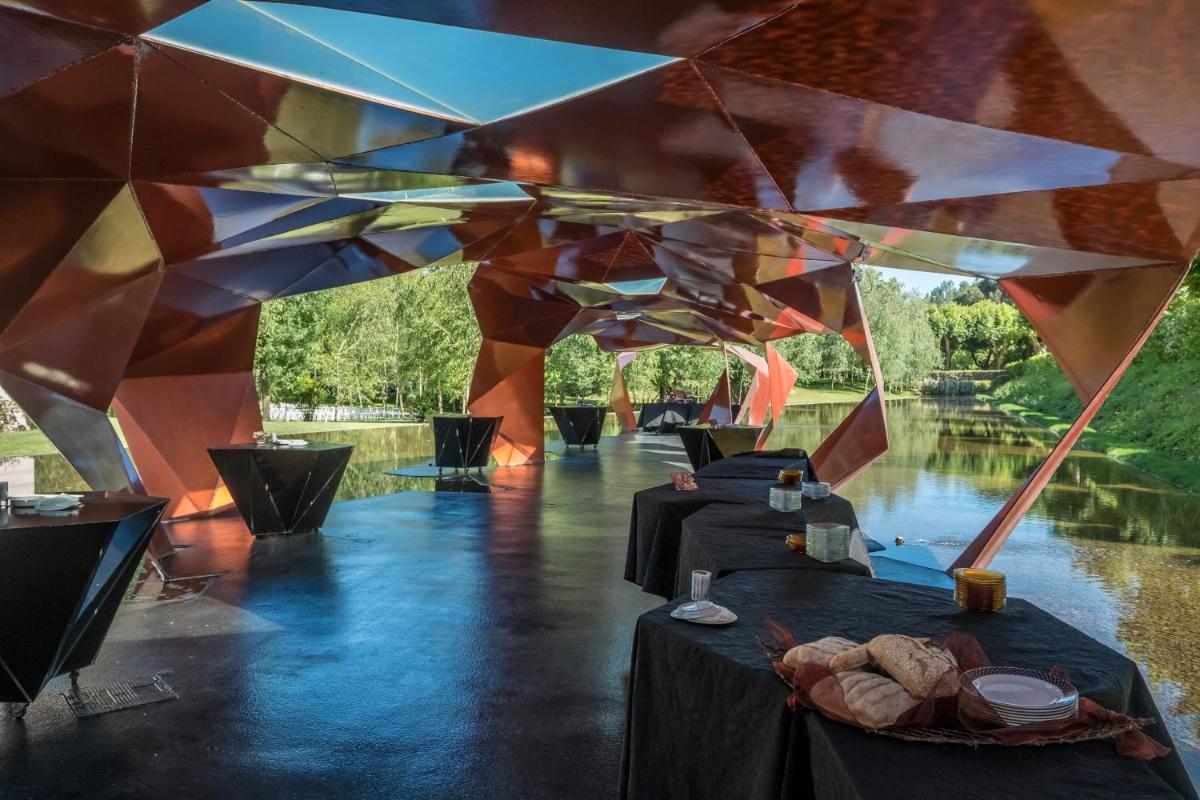 Un restaurante o sitio para comer en Hotel Balneari Termes Orion
