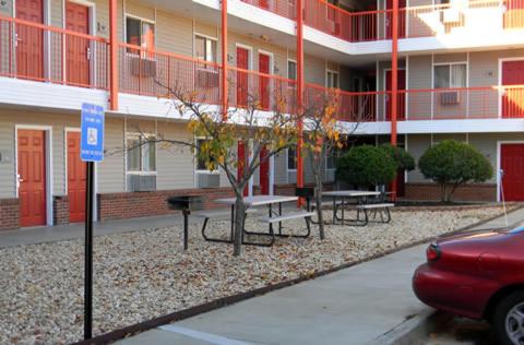 Stay Inn & Suites - Stockbridge - Housity