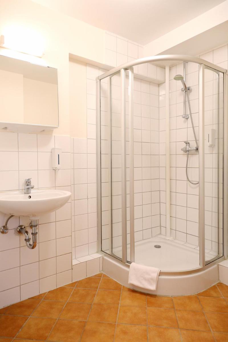 Pension Alpha - Frankfurt City Central Station - Housity
