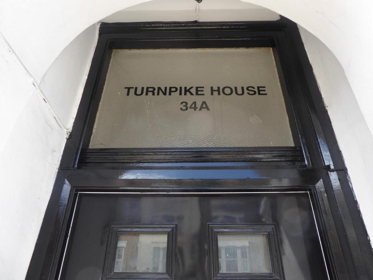 Turnpike House - Housity
