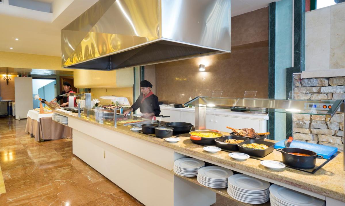 Comida en o cerca de este hotel