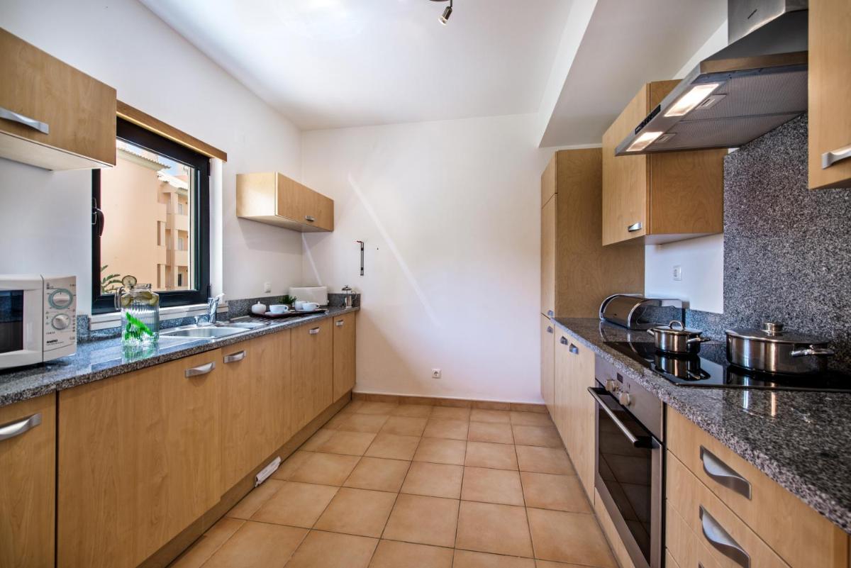 A cozinha ou kitchenette de Estrela da Luz Resort