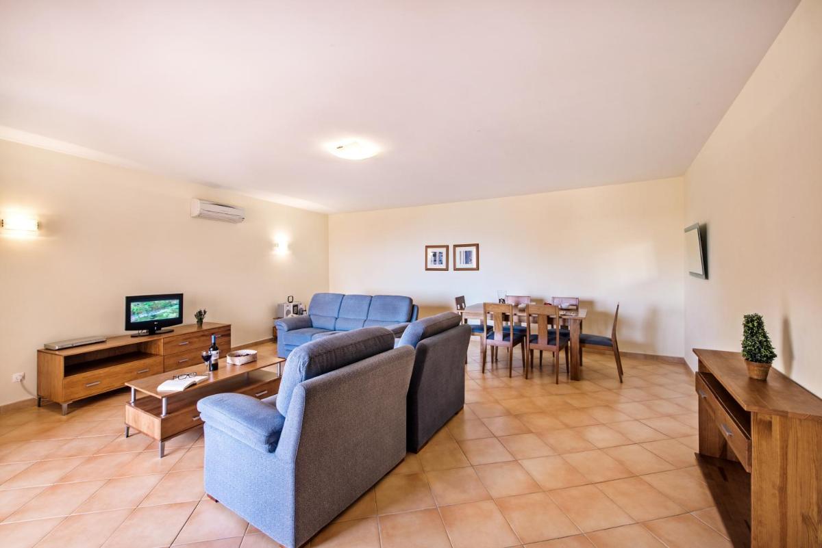 Uma área de estar em Estrela da Luz Resort