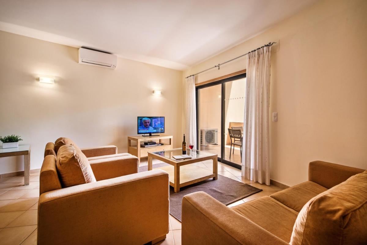 Uma televisão e/ou sistema de entretenimento em Estrela da Luz Resort