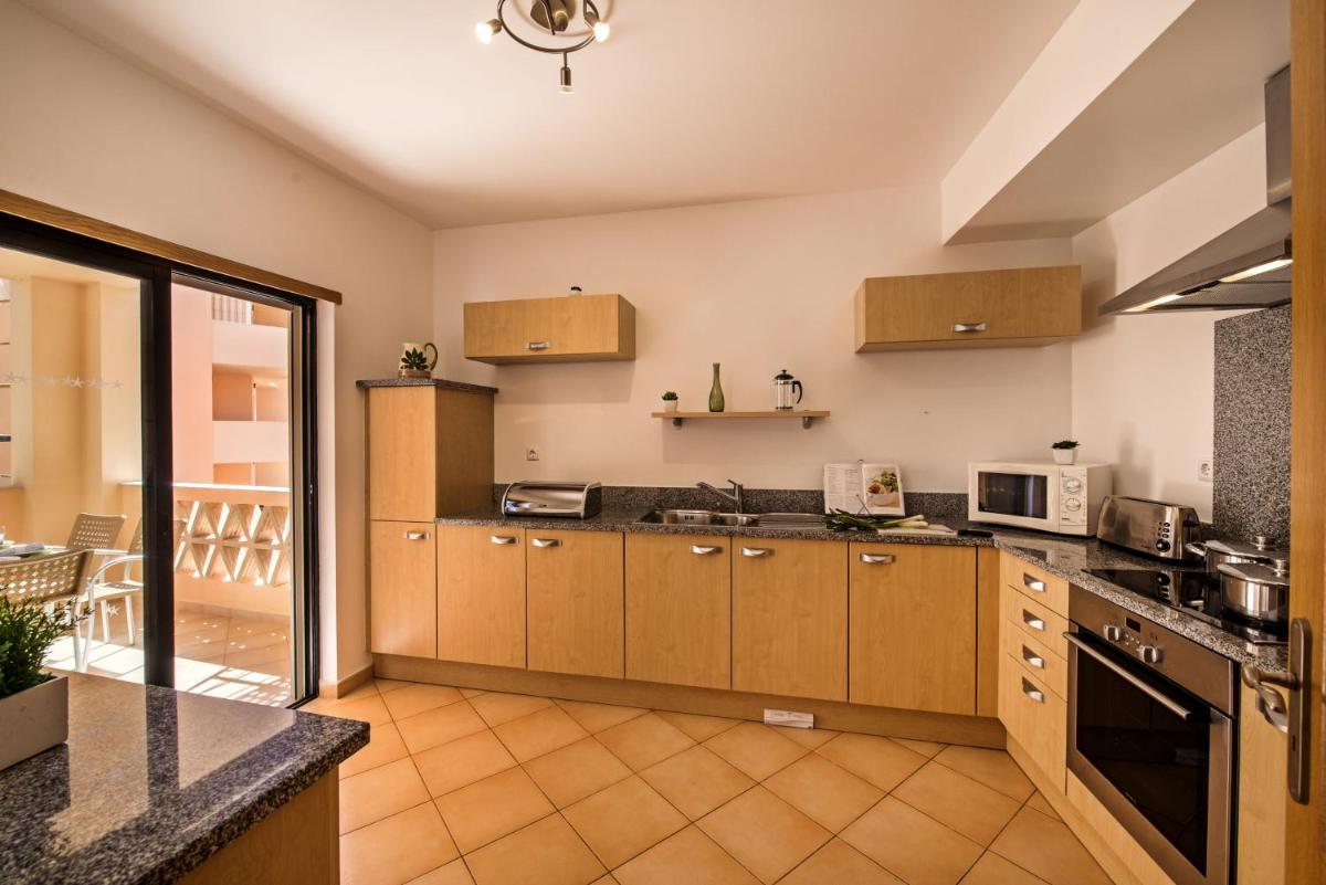 A cozinha ou kitchenette de Estrela da Luz Resort