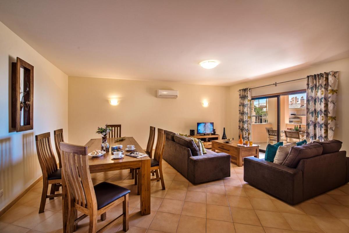 Uma área de estar em Estrela da Luz Resort