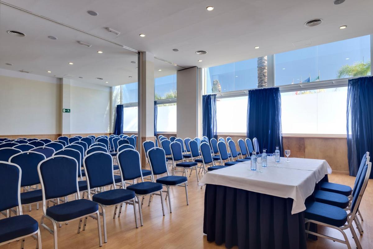 Zona business o sala de conferencias en Cabogata Beach Hotel