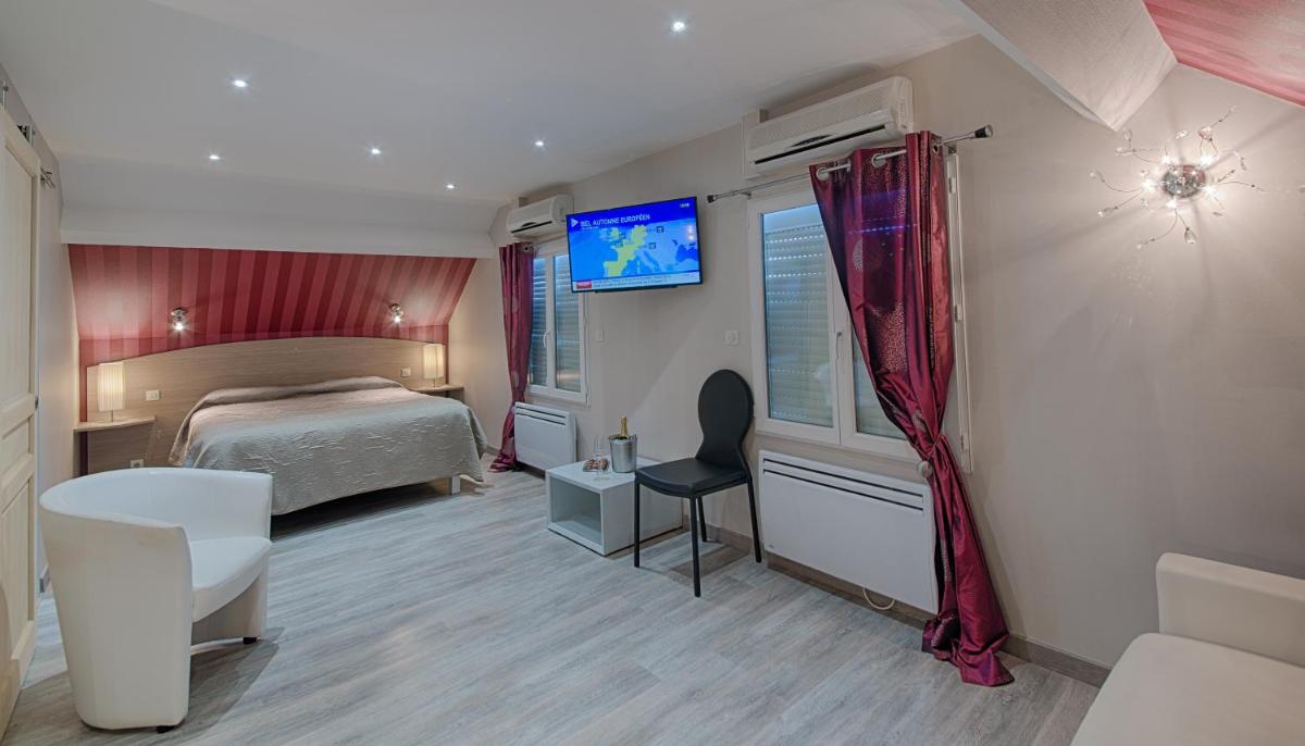 Télévision ou salle de divertissement dans l'établissement Logis Hôtel Restaurant Aux Maisons