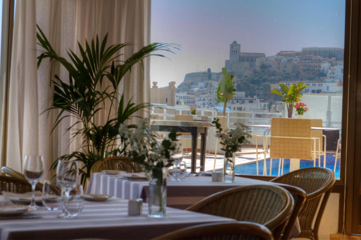 Un restaurante o sitio para comer en Hotel Royal Plaza