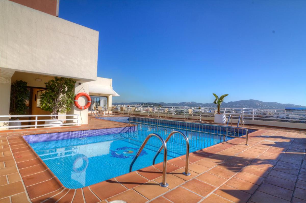 una piscina en la azotea de un edificio en Hotel Royal Plaza, en Ibiza