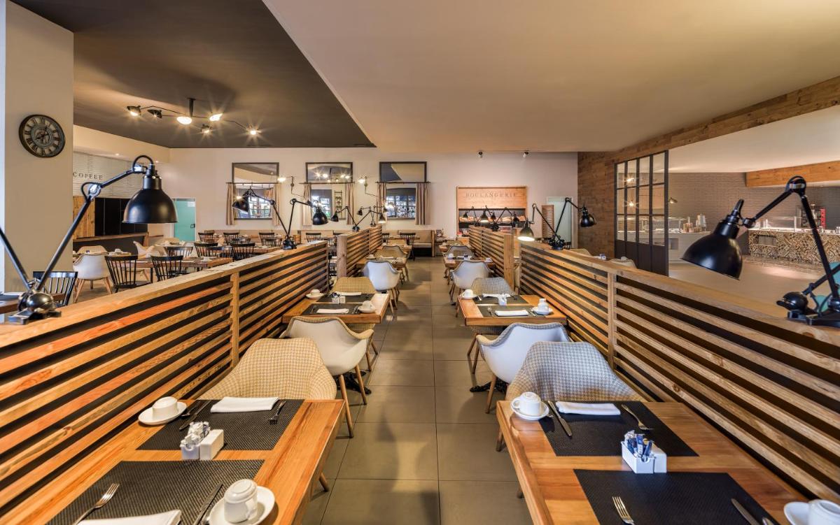 Un restaurante o sitio para comer en H10 Rubicón Horizons Collection