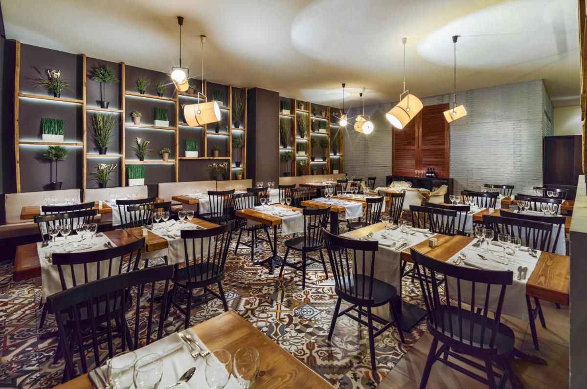 Un restaurante o sitio para comer en H10 Rubicón Horizons Collection