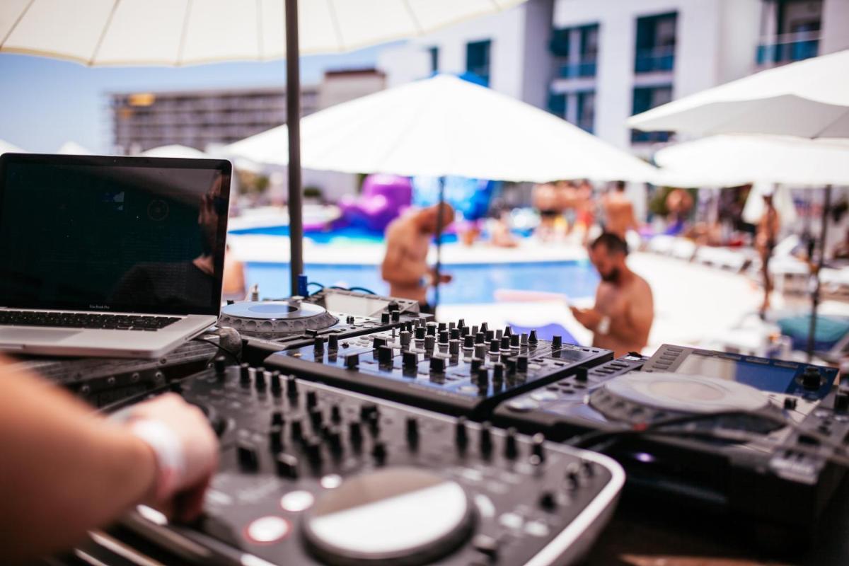 Clientes alojados en Hotel Ritual Torremolinos- Adults Only