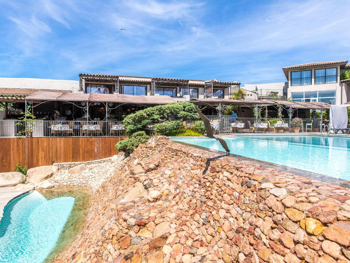 Piscine de l'établissement Hôtel Le Roi Théodore & Spa ou située à proximité