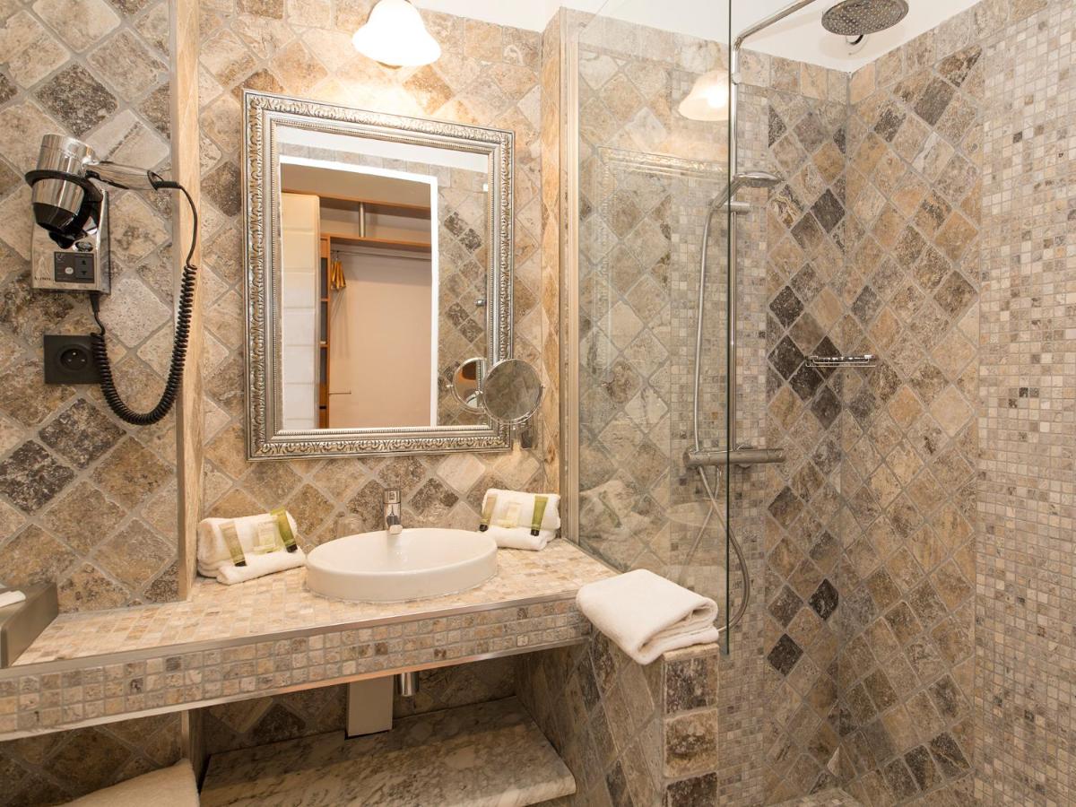 Salle de bains dans l'établissement Hôtel Le Roi Théodore & Spa