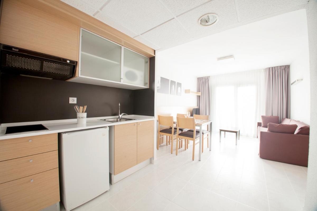 Una cocina o zona de cocina en Aparthotel Acuazul