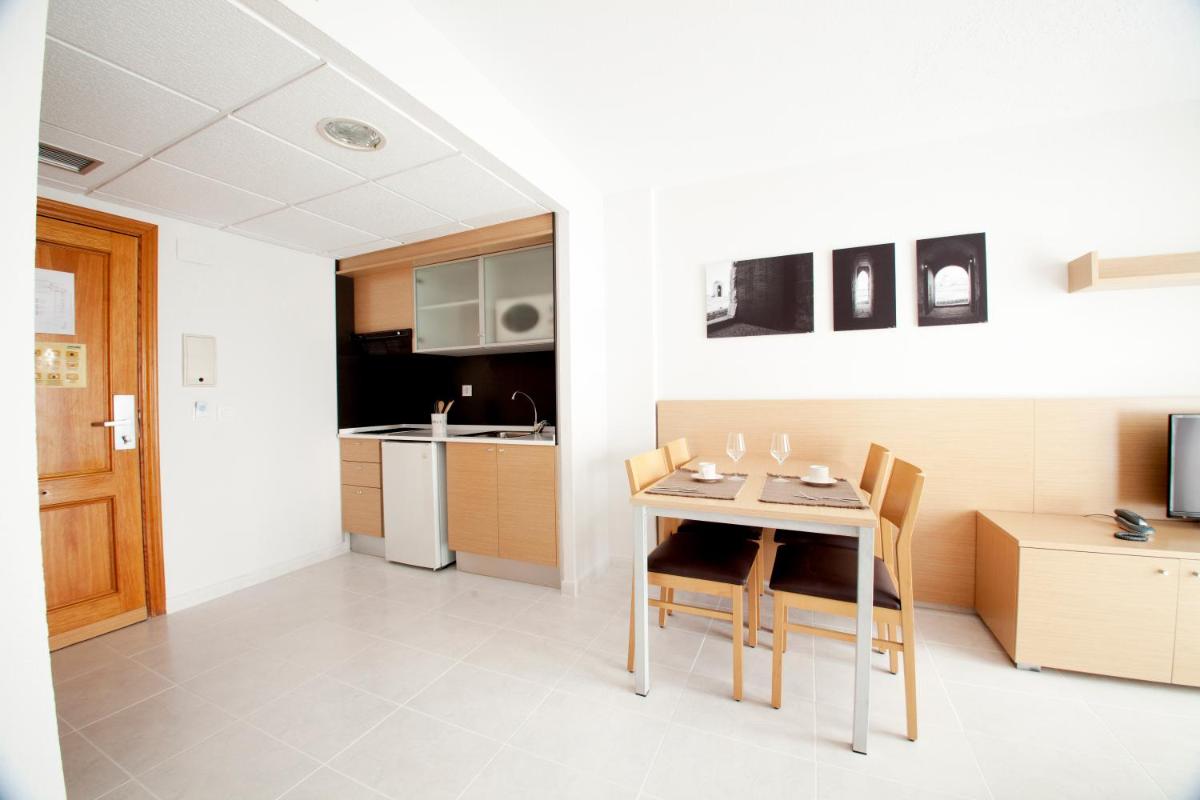 Una cocina o zona de cocina en Aparthotel Acuazul