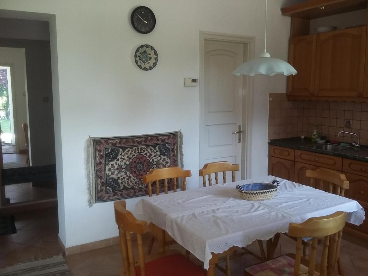 GESZTENYÉS Vendégház - Housity