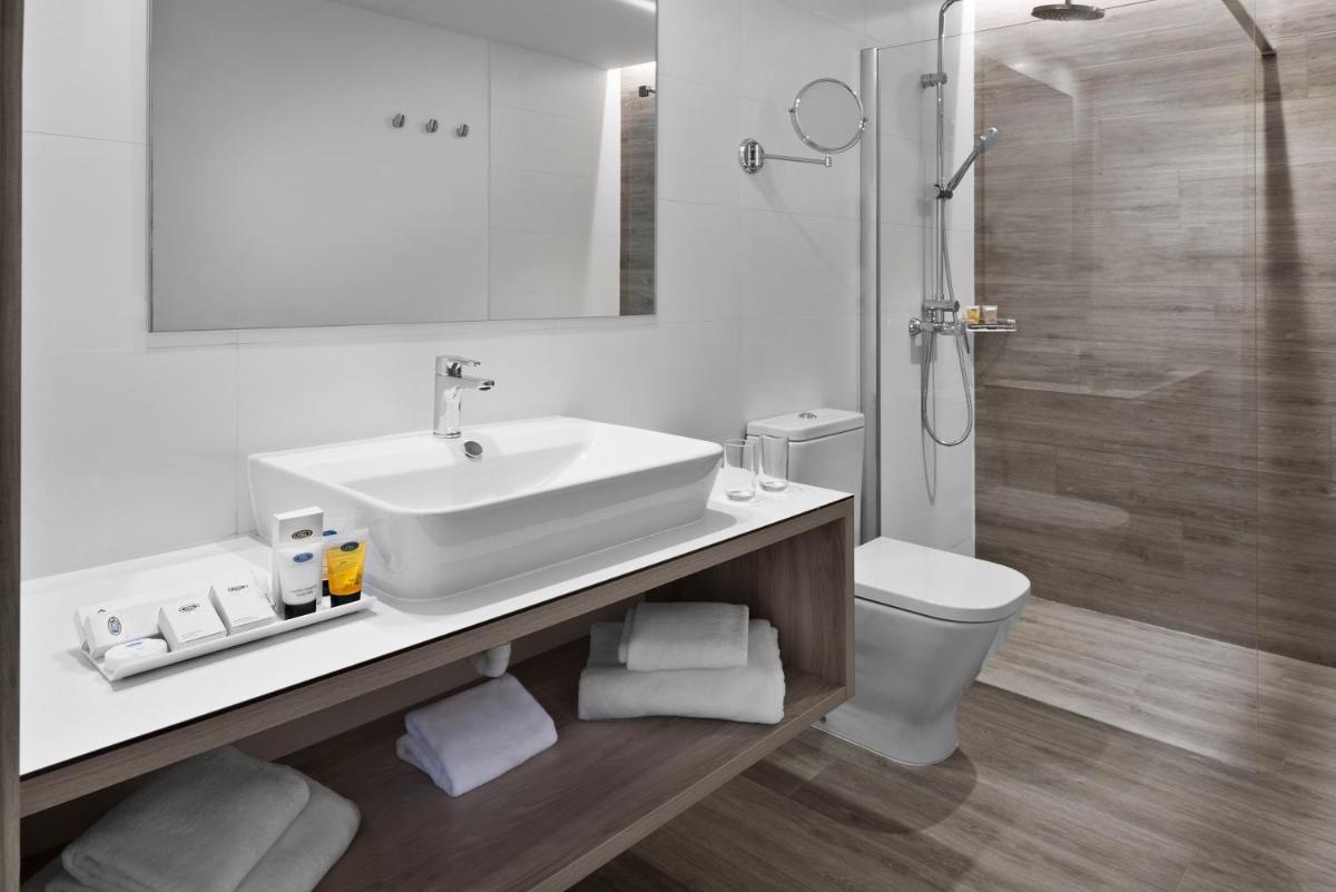 Un baño de Elba Lanzarote Royal Village Resort