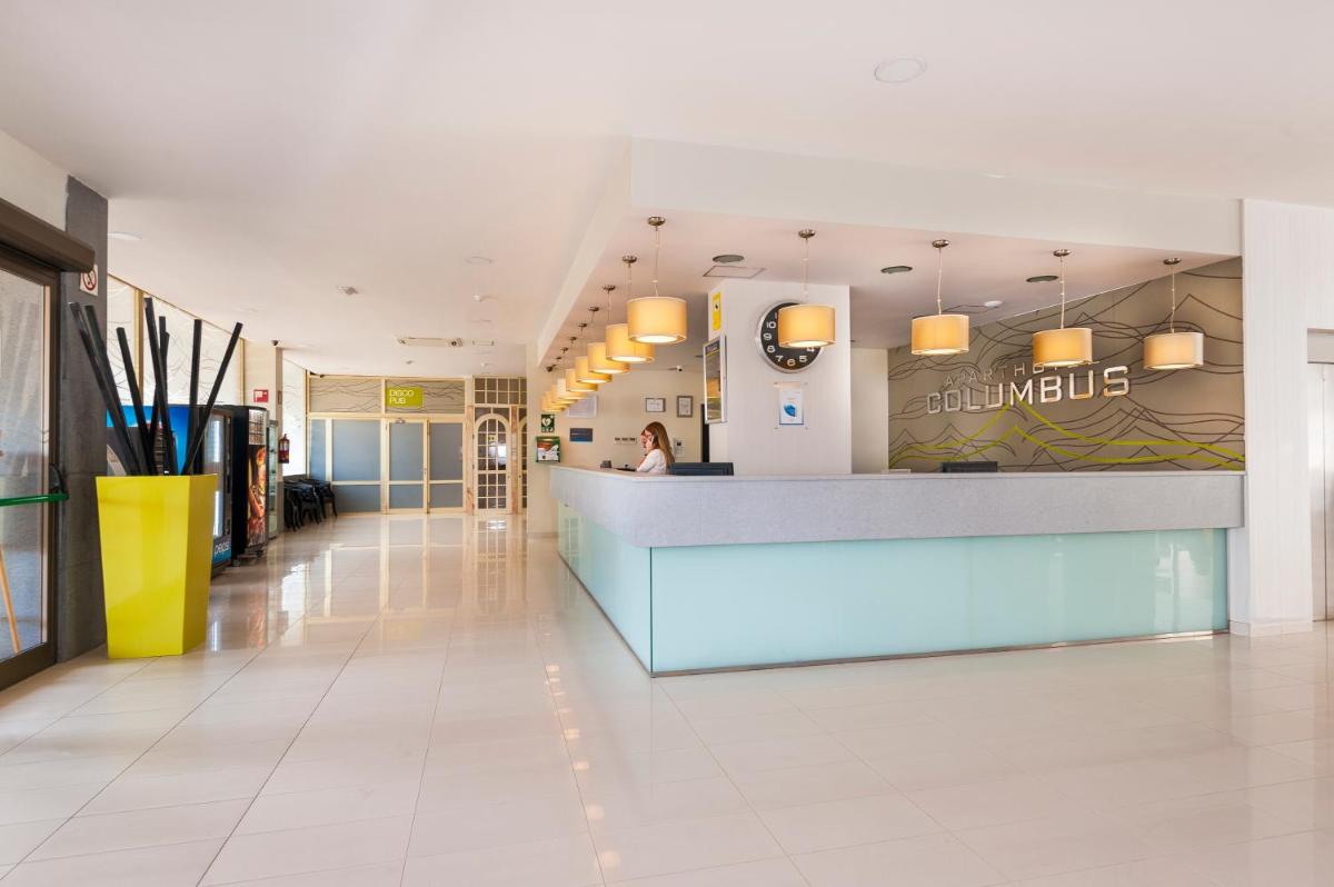 vestíbulo de un edificio con recepción en Kn Aparthotel Columbus, en Playa de las Américas 29 fotos más