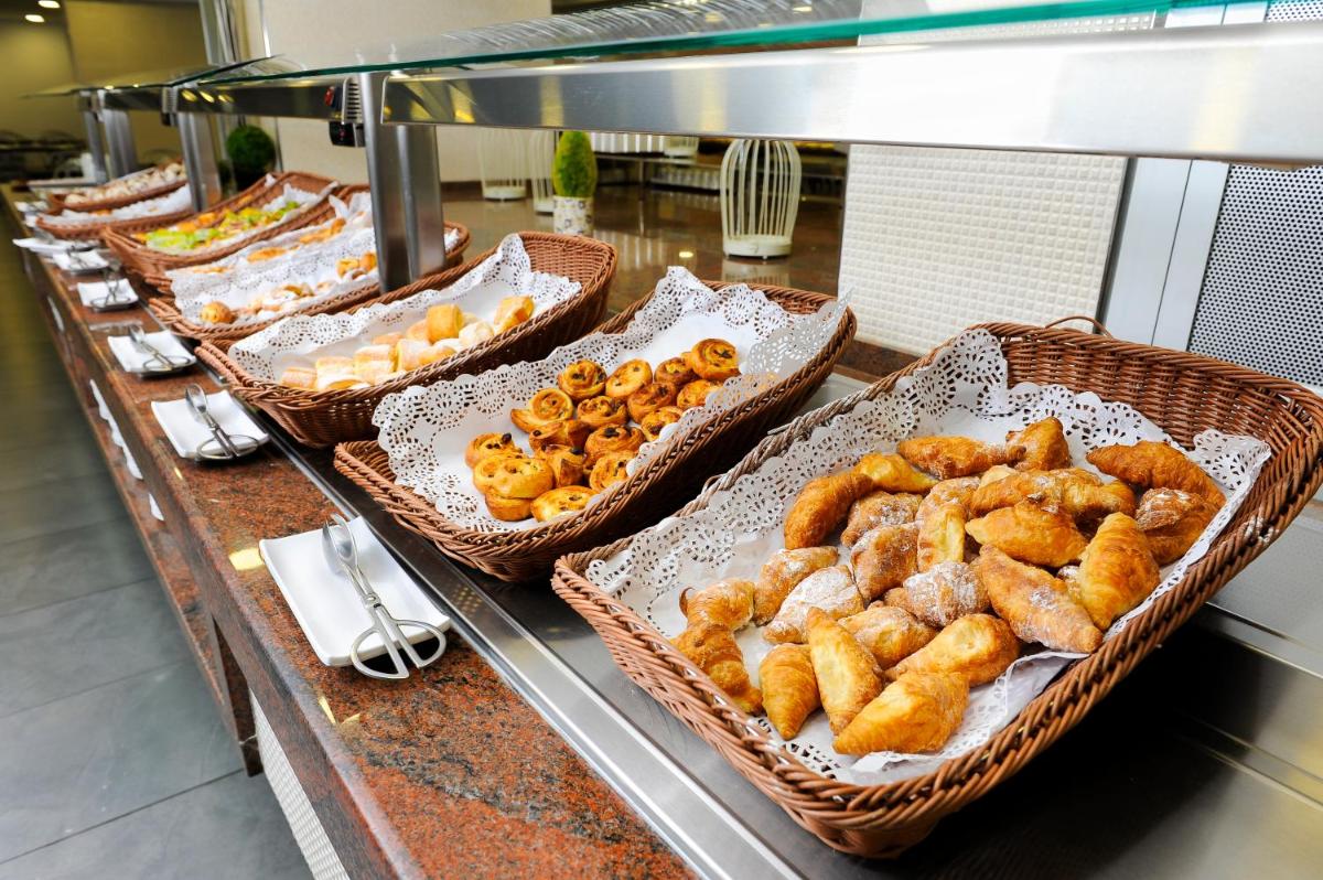 Comida en o cerca de este apartahotel