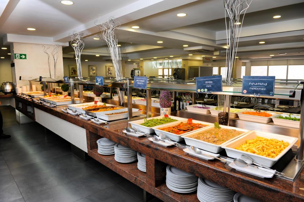 Comida en o cerca de este apartahotel