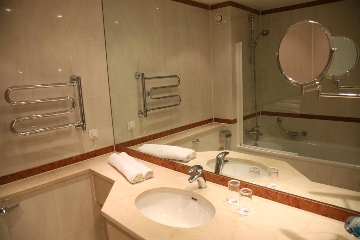Manor Of Groves Hotel - Housity