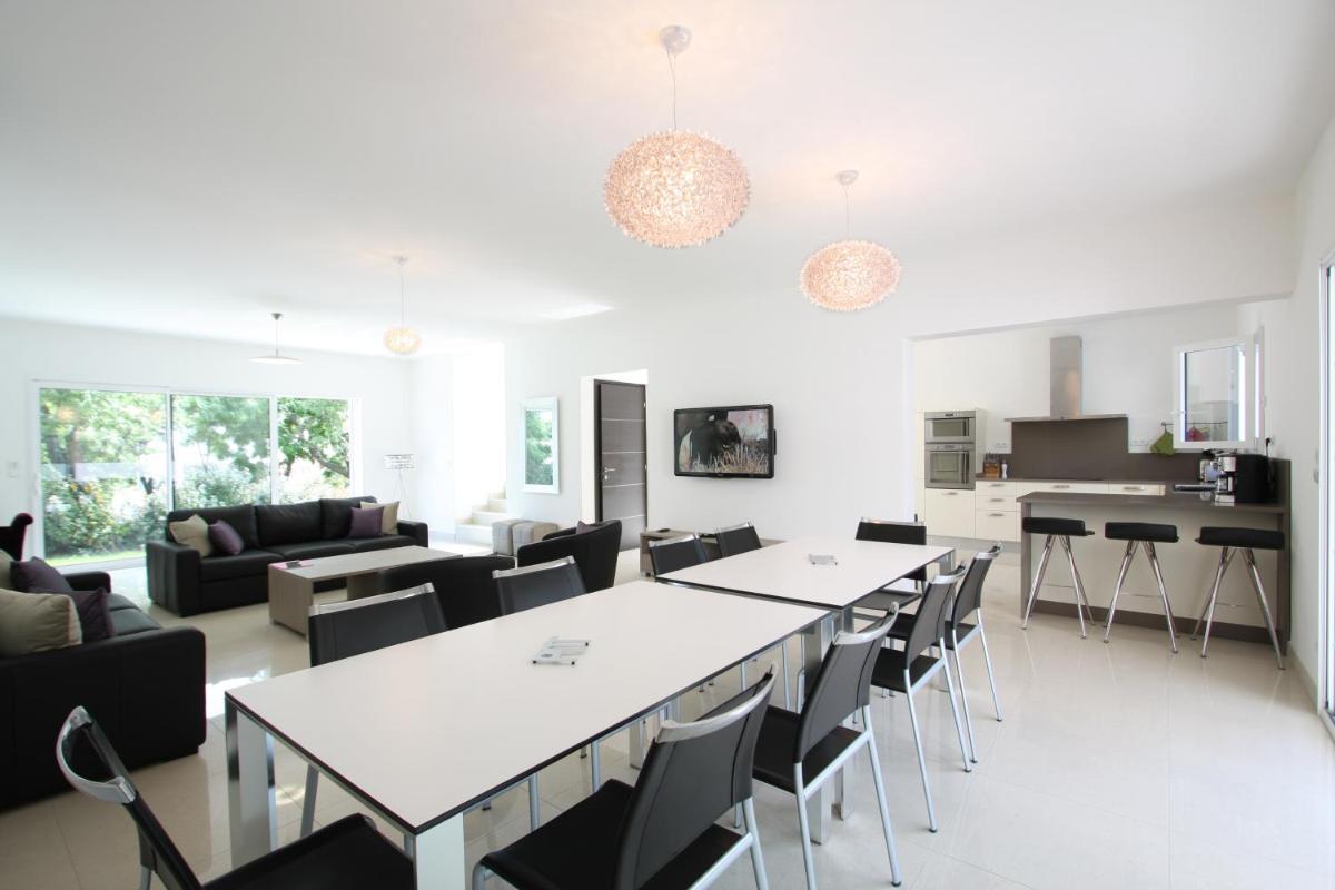 Cuisine ou kitchenette dans l'établissement Domaine Villas Mandarine Private Pools & Spa