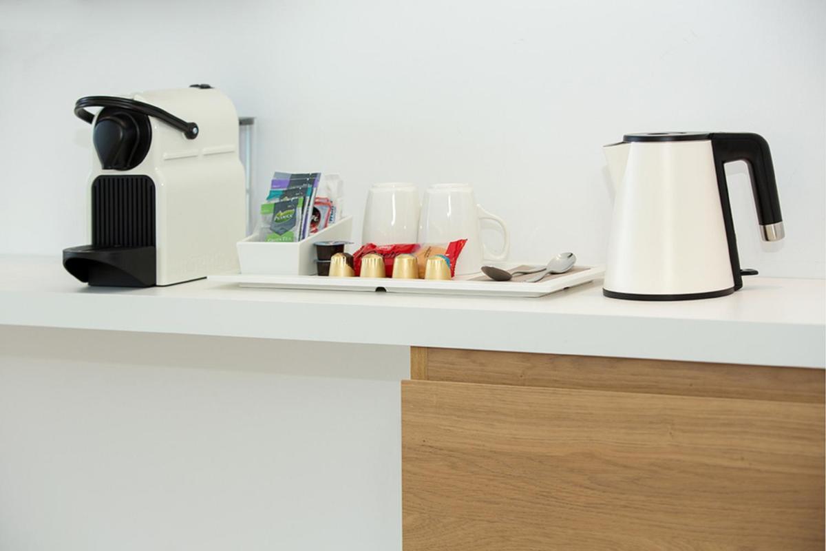 Utensilios para hacer té y café en Myseahouse Flamingo - Adults Only 4* Sup