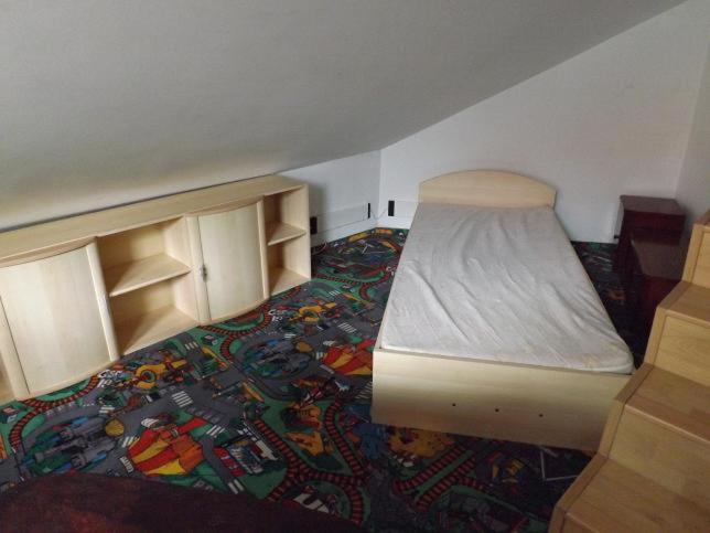 1st Floor Open'er Room - Housity