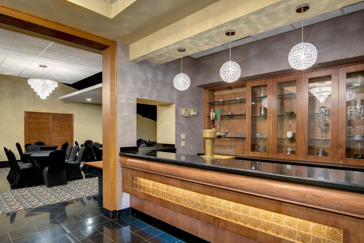 Days Hotel by Wyndham Toms River Jersey Shore - Housity