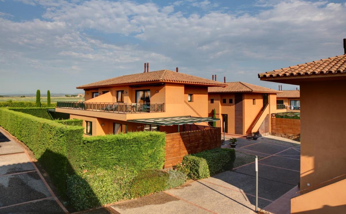 una imagen de una casa con un patio en Apartahotel Suites Vila Birdie, en Navata