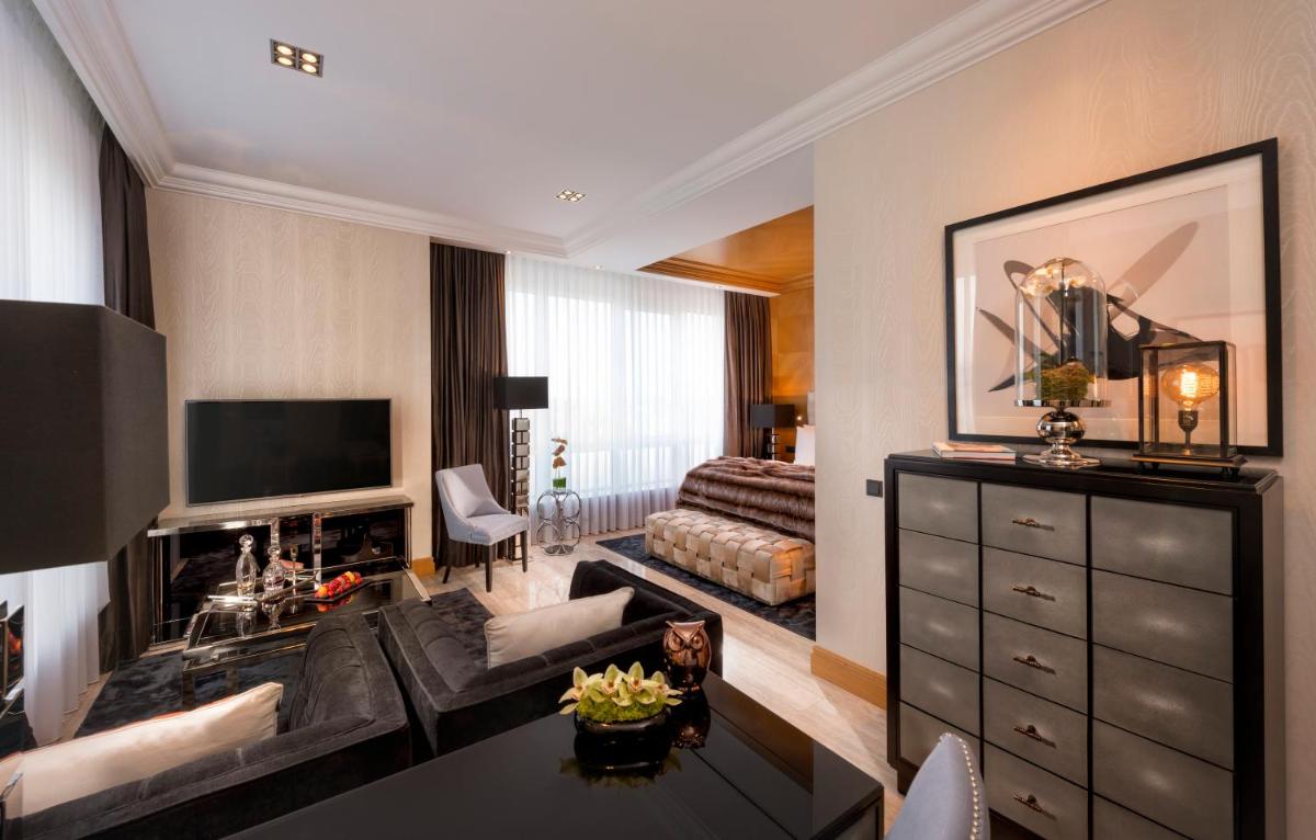 Ein Bett oder Betten in einem Zimmer der Unterkunft Hotel Palace Berlin