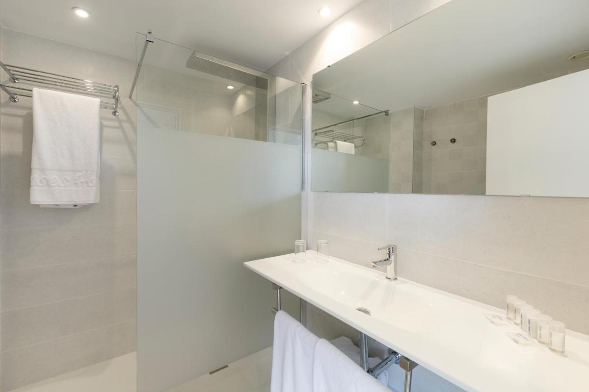 Un baño de Reverence Mare Hotel - Adults Only