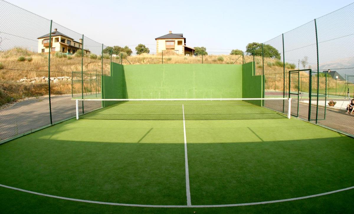 Instalaciones para jugar a tenis o squash en Hotel Monumento Pazo do Castro o alrededores