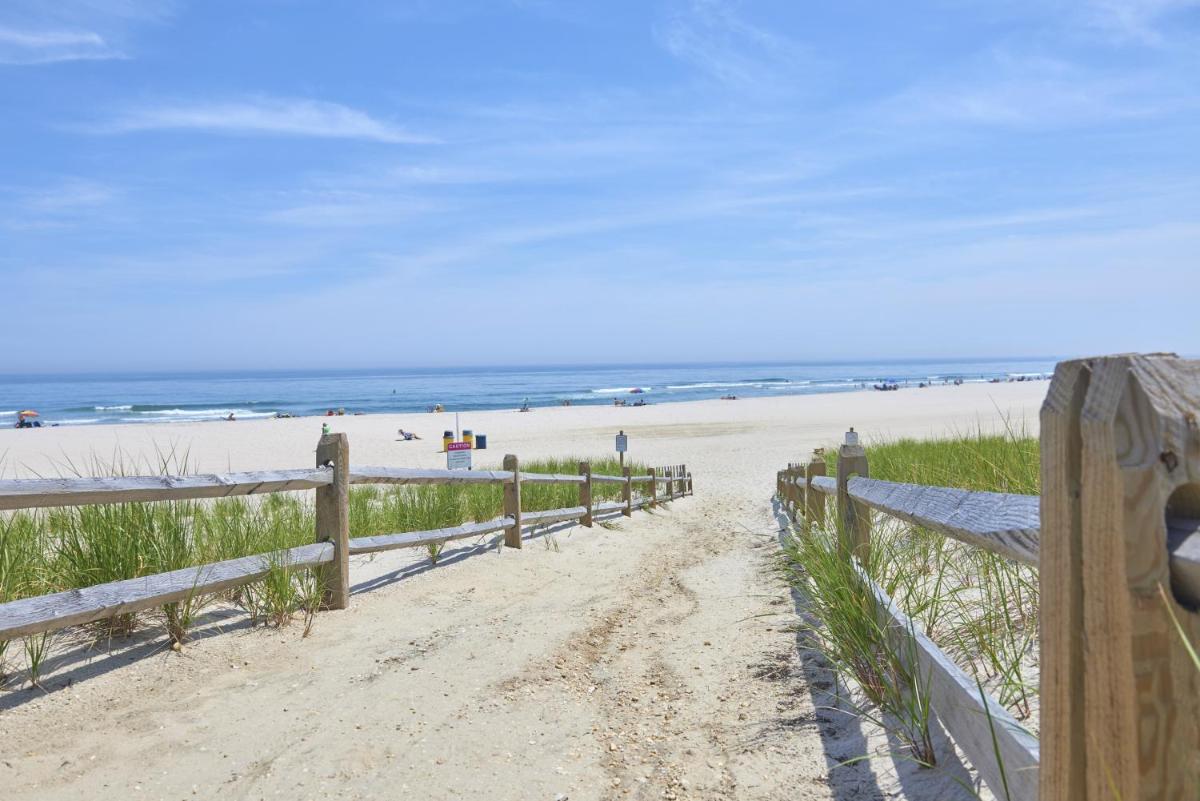 Drifting Sands Oceanfront Hotel - Housity