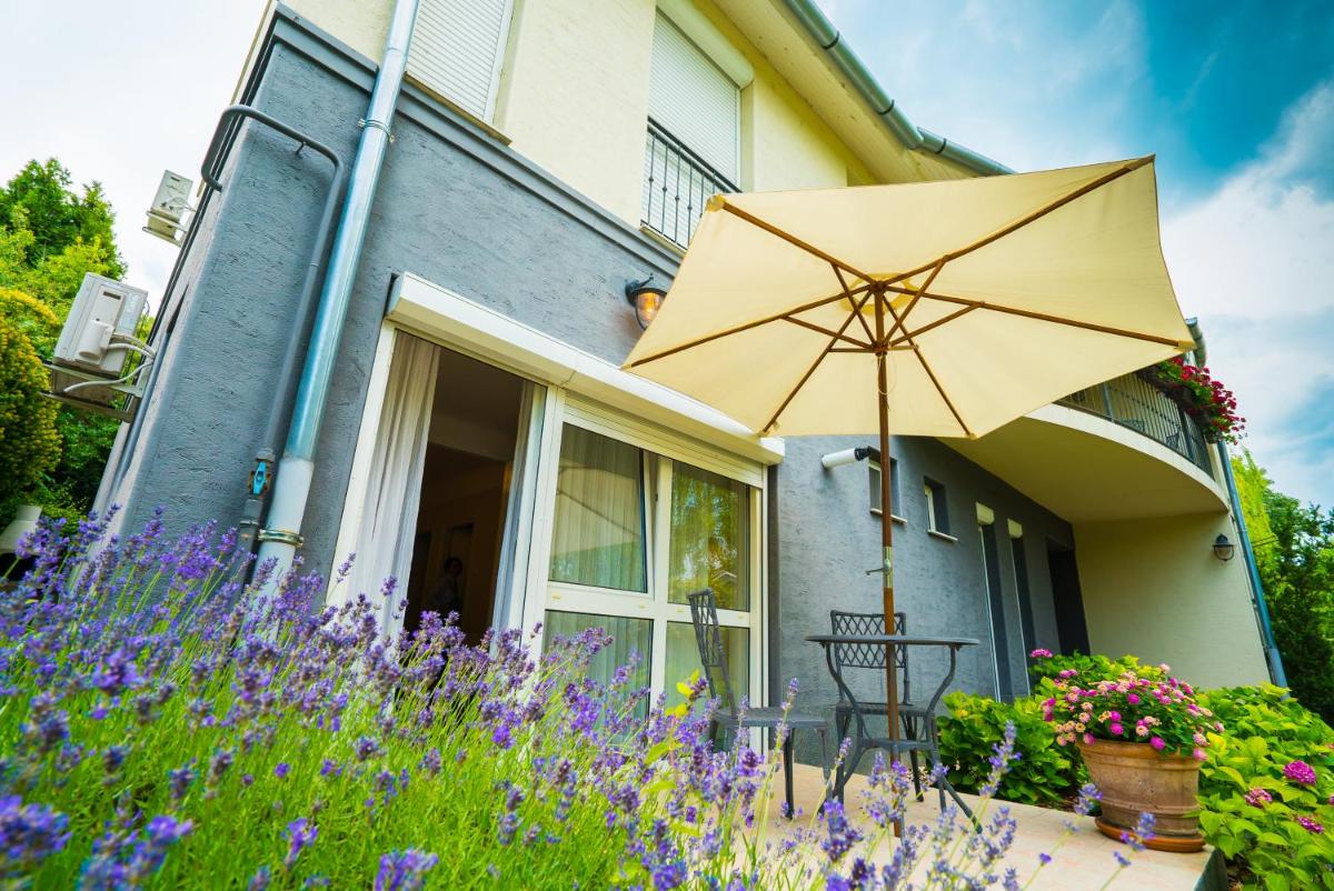 Csenge Villa - Housity