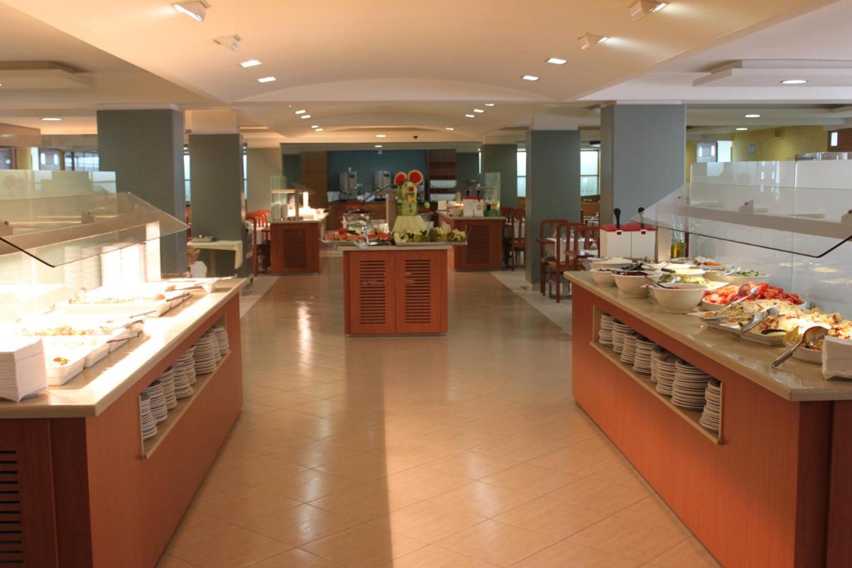 Comida en o cerca de este hotel