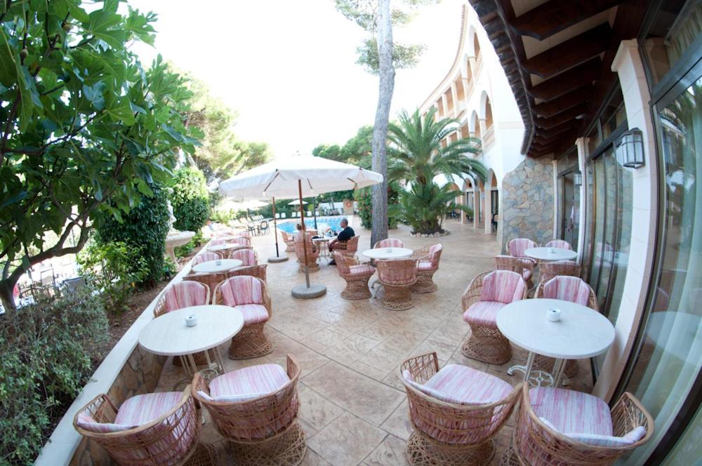 Un restaurante o sitio para comer en Hotel Cala Gat