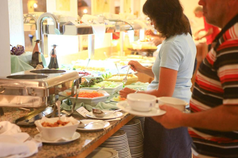 Comida en o cerca de este hotel