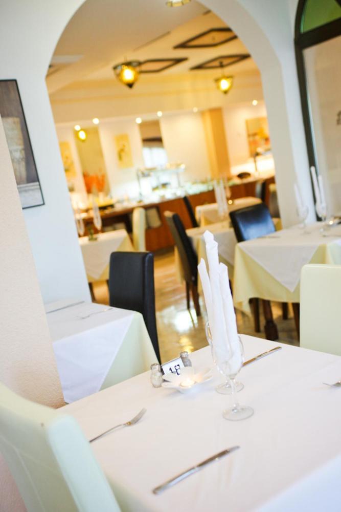 Un restaurante o sitio para comer en Hotel Cala Gat