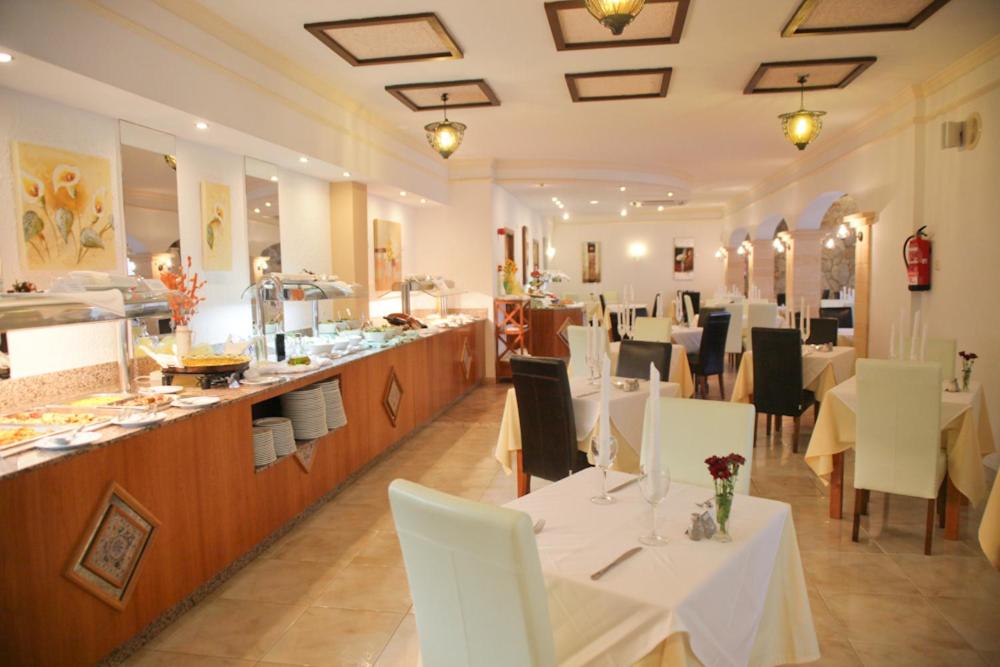 Un restaurante o sitio para comer en Hotel Cala Gat