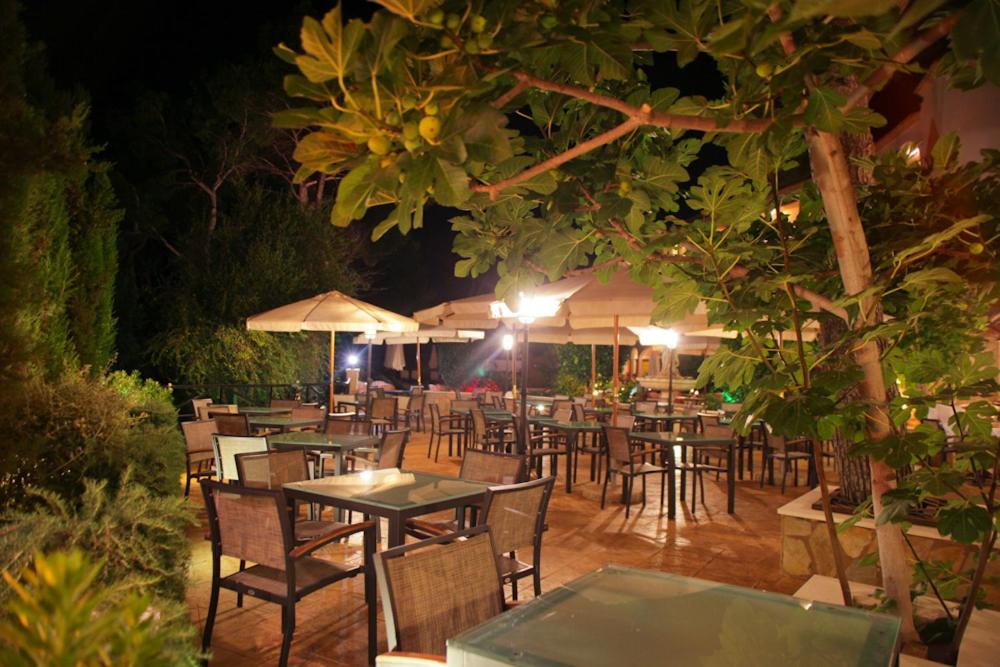 Jardín al aire libre en Hotel Cala Gat