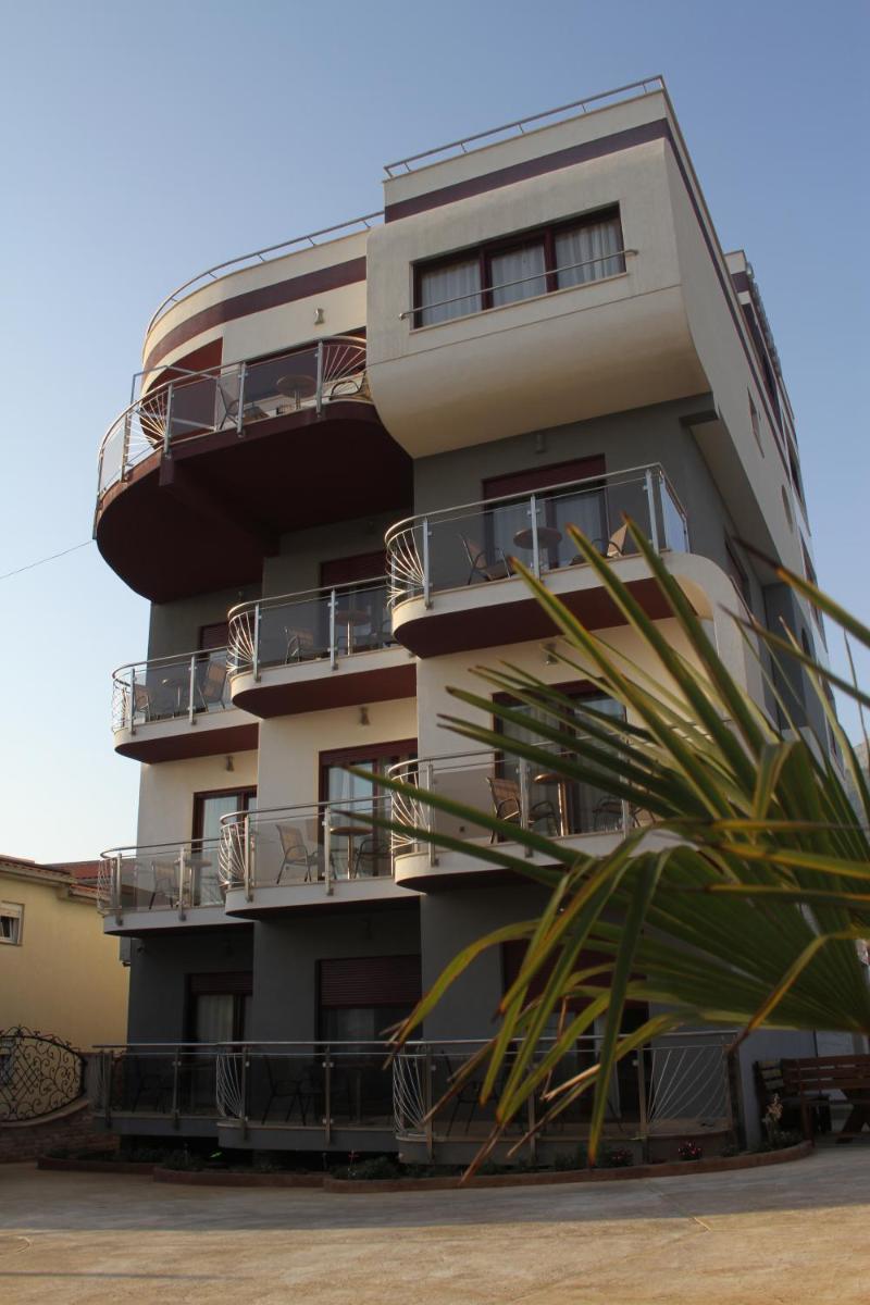 Compass Aparthotel - Housity