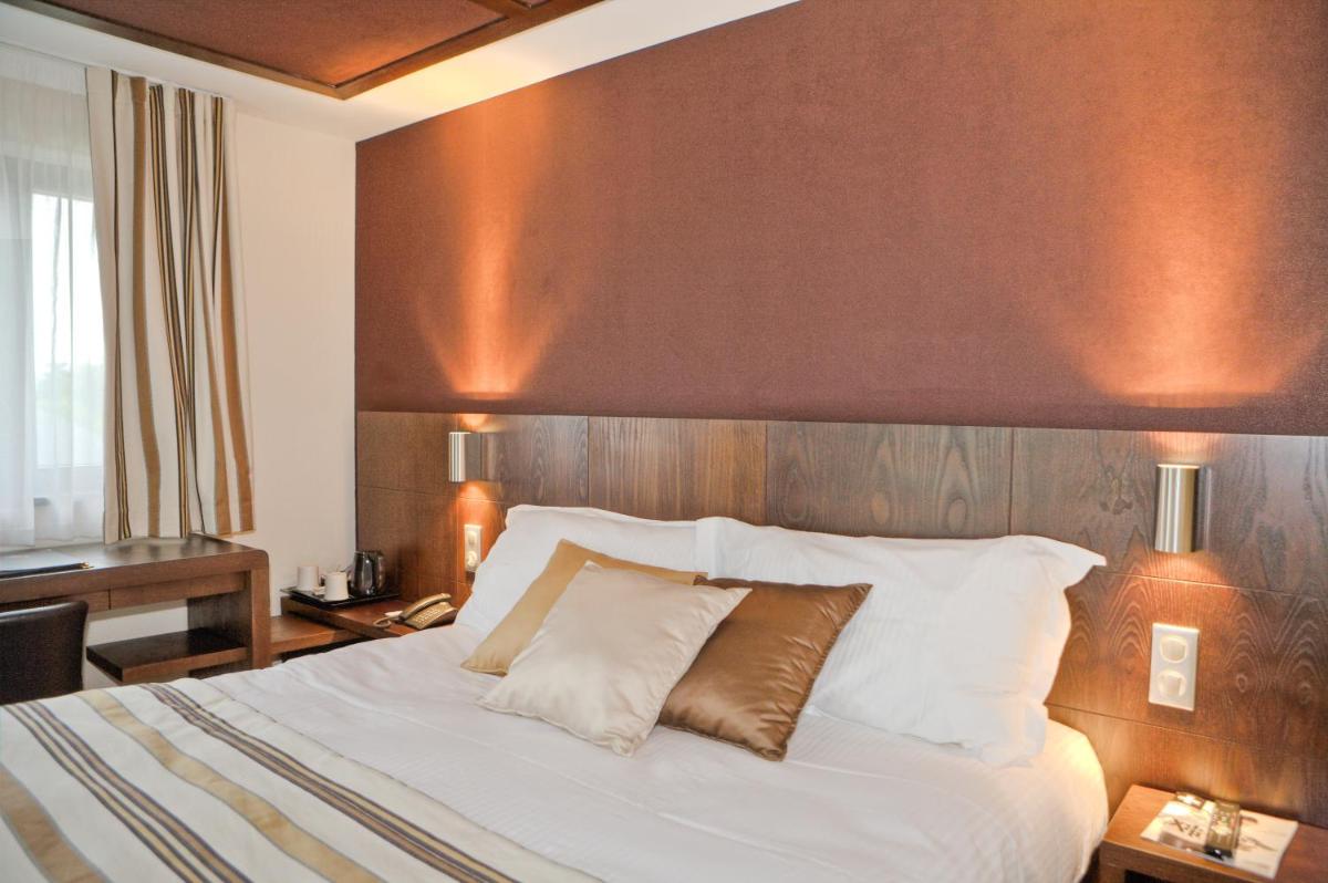 Un ou plusieurs lits dans un hébergement de l'établissement Best Western Plus Hotel des Francs